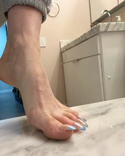Iliza Shlesinger feet photo thumbnail
