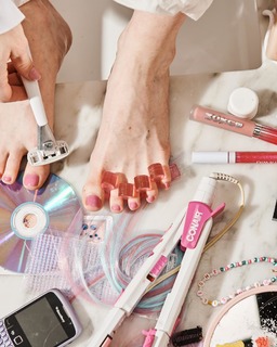 Iliza Shlesinger feet photo thumbnail