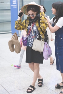 Im Nayeon feet photo thumbnail