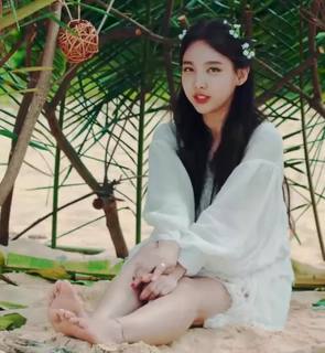 Im Nayeon feet photo thumbnail