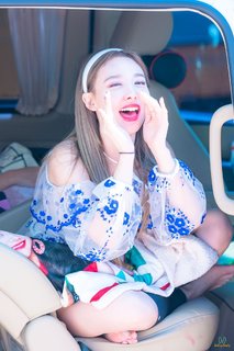 Im Nayeon feet photo thumbnail