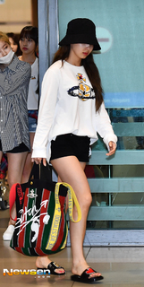Im Nayeon feet photo thumbnail