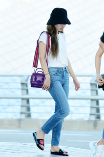 Im Nayeon feet photo thumbnail