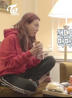 Im Nayeon feet photo thumbnail