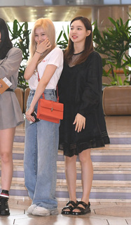 Im Nayeon feet photo thumbnail