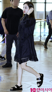 Im Nayeon feet photo thumbnail