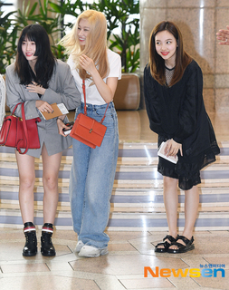 Im Nayeon feet photo thumbnail