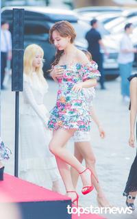 Im Nayeon feet photo thumbnail