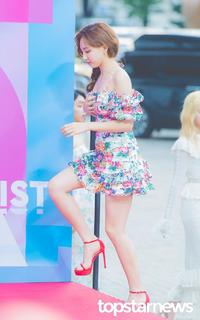 Im Nayeon feet photo thumbnail