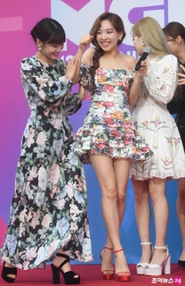 Im Nayeon feet photo thumbnail