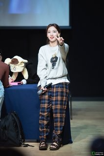 Im Nayeon feet photo thumbnail