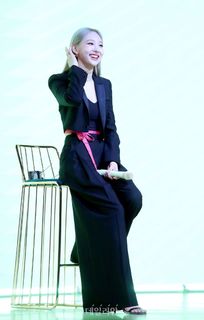Im Nayeon feet photo thumbnail