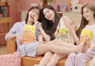 Im Nayeon feet photo thumbnail
