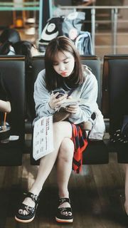Im Nayeon feet photo thumbnail