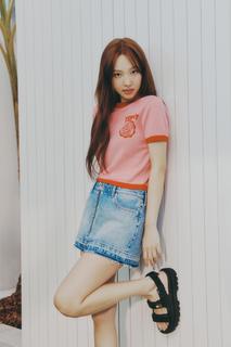 Im Nayeon feet photo thumbnail