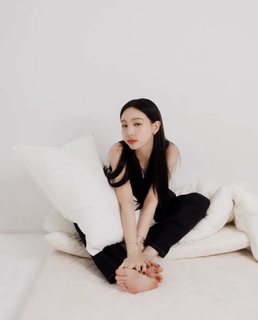 Im Nayeon feet photo thumbnail