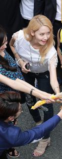 Im Yoon-ah feet photo thumbnail
