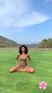 Imaan Hammam feet photo 15