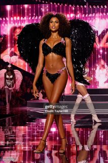 Imaan Hammam feet photo 6