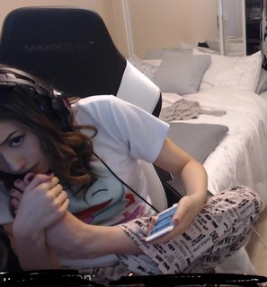 Imane Pokimane Anys feet photo thumbnail