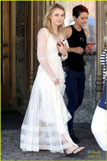 Imogen Poots feet photo thumbnail