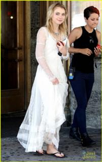 Imogen Poots feet photo thumbnail