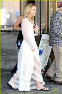 Imogen Poots feet photo thumbnail