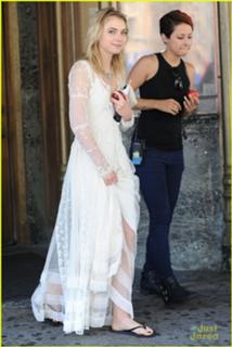 Imogen Poots feet photo thumbnail