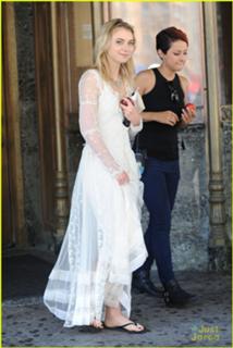Imogen Poots feet photo thumbnail