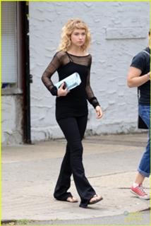 Imogen Poots feet photo thumbnail