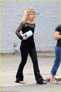 Imogen Poots feet photo thumbnail