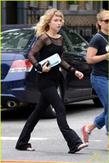 Imogen Poots feet photo thumbnail
