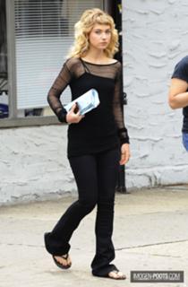 Imogen Poots feet photo thumbnail