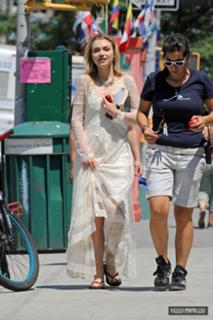 Imogen Poots feet photo thumbnail