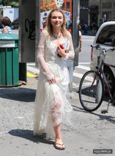 Imogen Poots feet photo thumbnail
