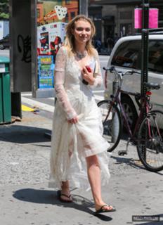 Imogen Poots feet photo thumbnail
