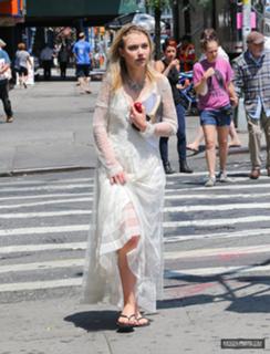Imogen Poots feet photo thumbnail