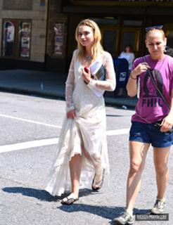 Imogen Poots feet photo thumbnail
