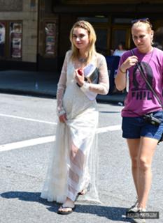 Imogen Poots feet photo thumbnail