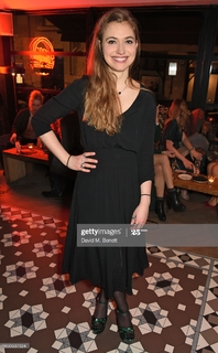 Imogen Poots feet photo thumbnail