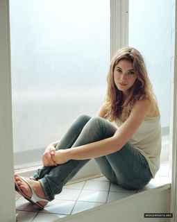 Imogen Poots feet photo thumbnail