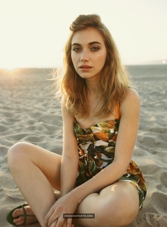 Imogen Poots feet photo thumbnail