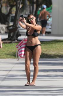 Imogen Thomas feet photo thumbnail