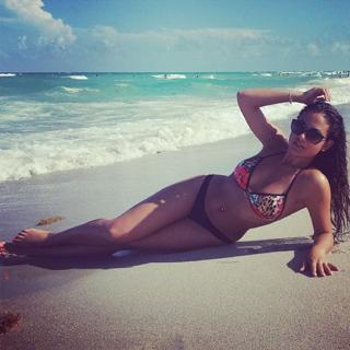 Inanna Sarkis feet photo thumbnail