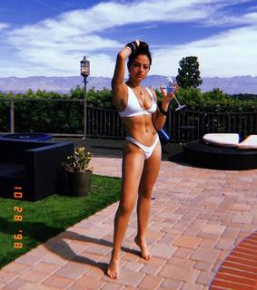 Inanna Sarkis feet photo thumbnail