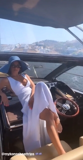 Inanna Sarkis feet photo thumbnail