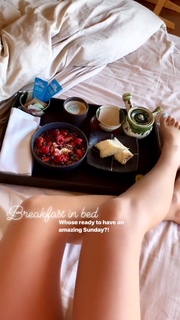 Inanna Sarkis feet photo thumbnail