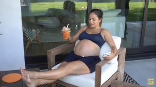 Inanna Sarkis feet photo thumbnail