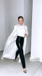 Inanna Sarkis feet photo thumbnail