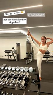 Inanna Sarkis feet photo thumbnail